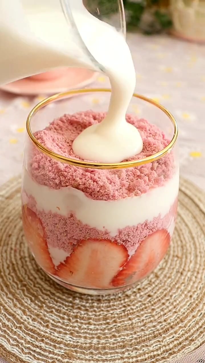 春日的小确幸,樱花奥利奥酸奶杯,酸甜绵密,码住吧