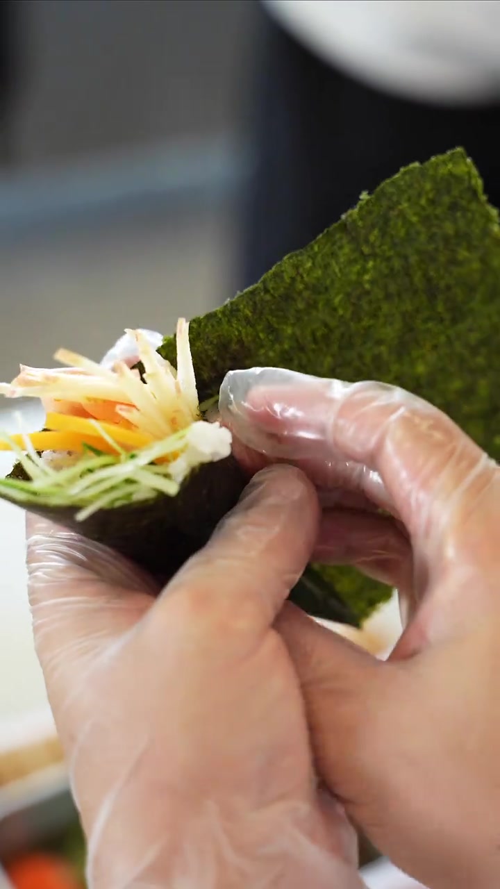 手卷寿司怎么做?三文鱼手卷做法教学