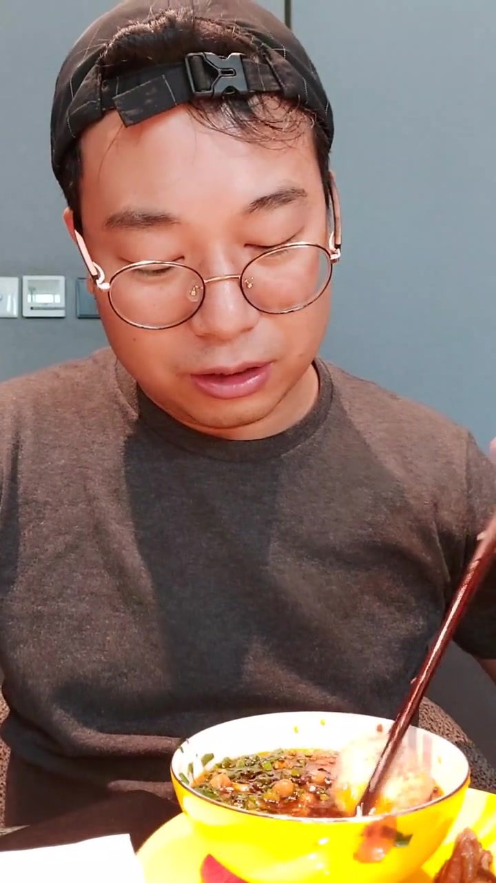 1791块的甲鱼火锅,菜的名字都是又长又贵,好吃是好吃吃完心疼