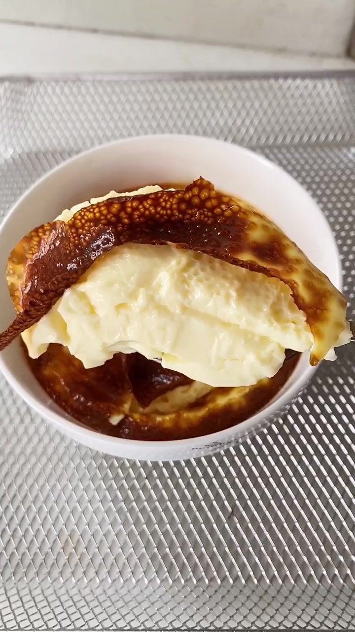 快看,空气炸锅也能做出奶香浓郁的牛奶布丁哦,难度系数为零,还可以做蛋糕,炸鸡翅,做牛排,炸