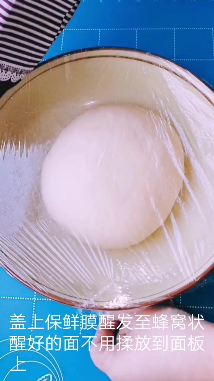 用牛奶和面做出的油条蓬松暄软!比买的还好吃喜欢的朋友们一起动手试试吧!感谢支持