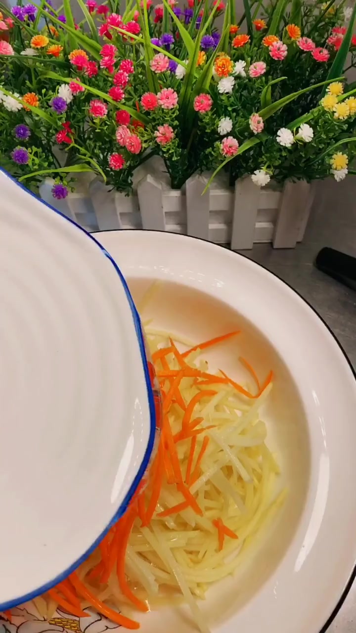 家里这样做土豆丝炒饼超好吃