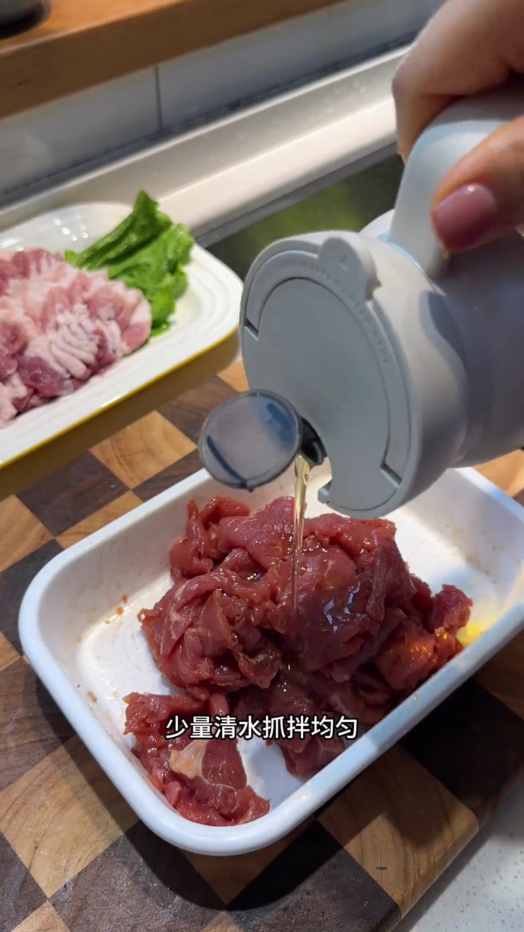 假期孩子们要吃烤肉,妈妈立刻安排在家吃烤肉的快乐
