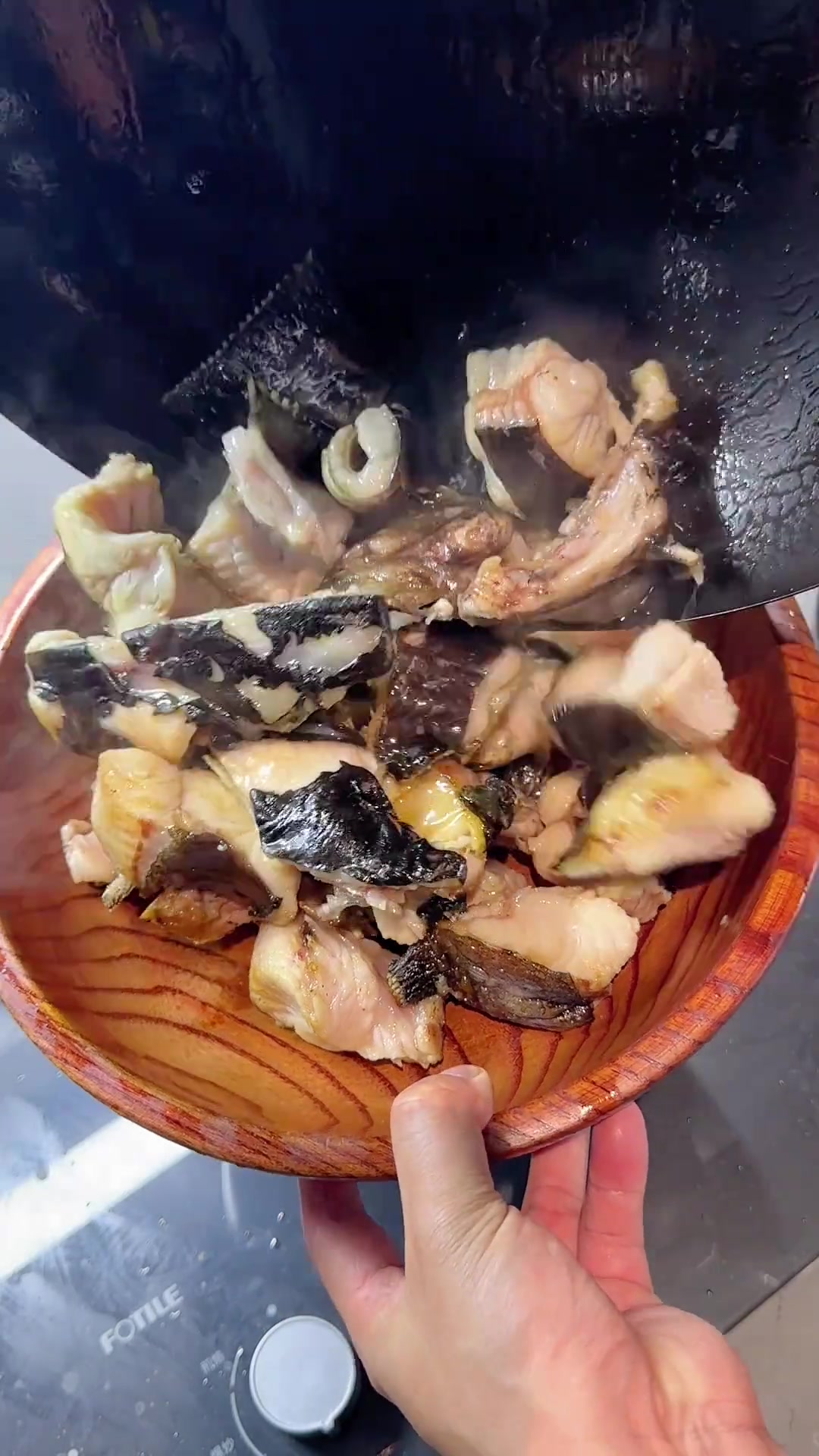 我们贵州这边很出名的一道鱼,乌江豆腐鱼,豆腐煮到后面比鱼还好吃