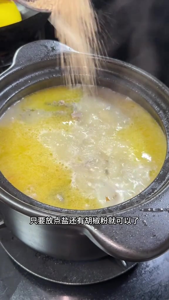 甲鱼炖土鸡，炖出来的汤又鲜又香又甜，好好喝