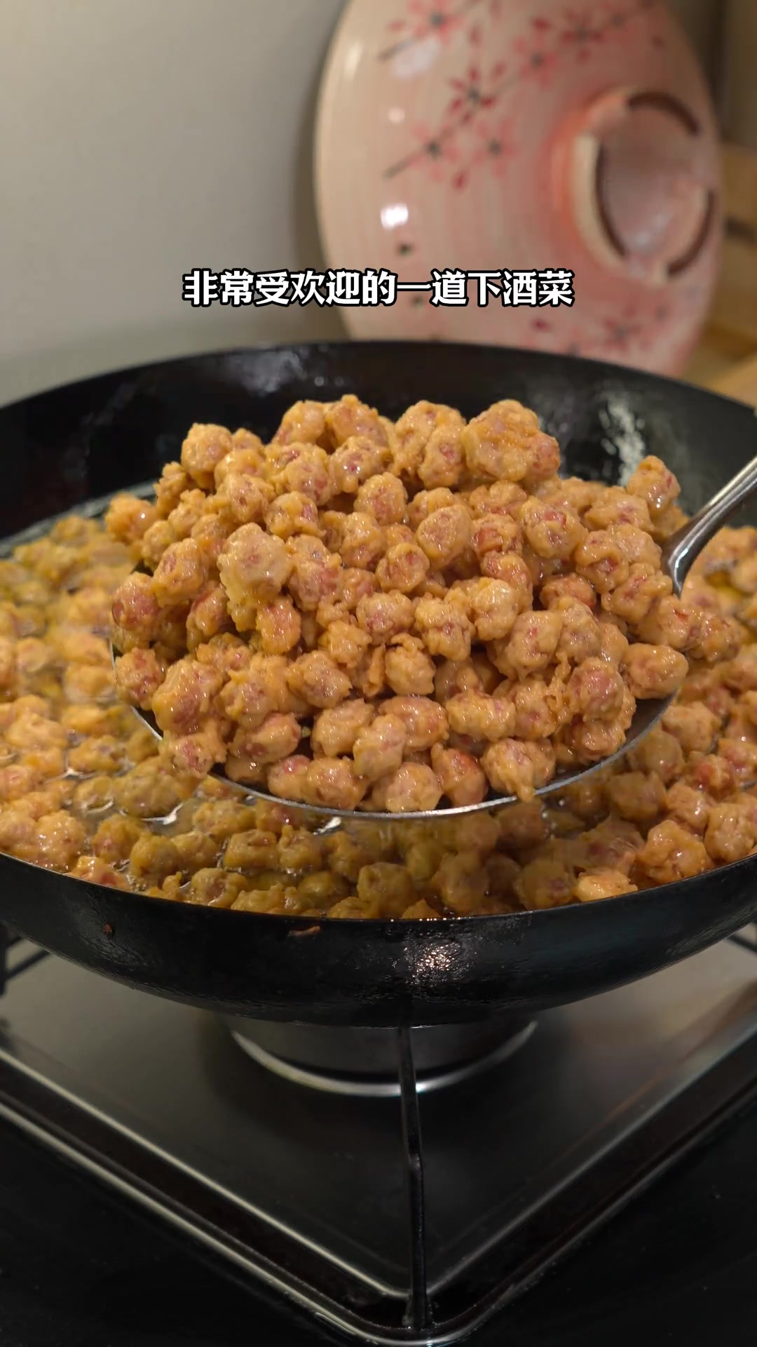 2斤花生米加4个鸡蛋，做出来就是四川农村坝坝宴必备的下酒菜，焦香酥脆又化渣，下酒当零食都非