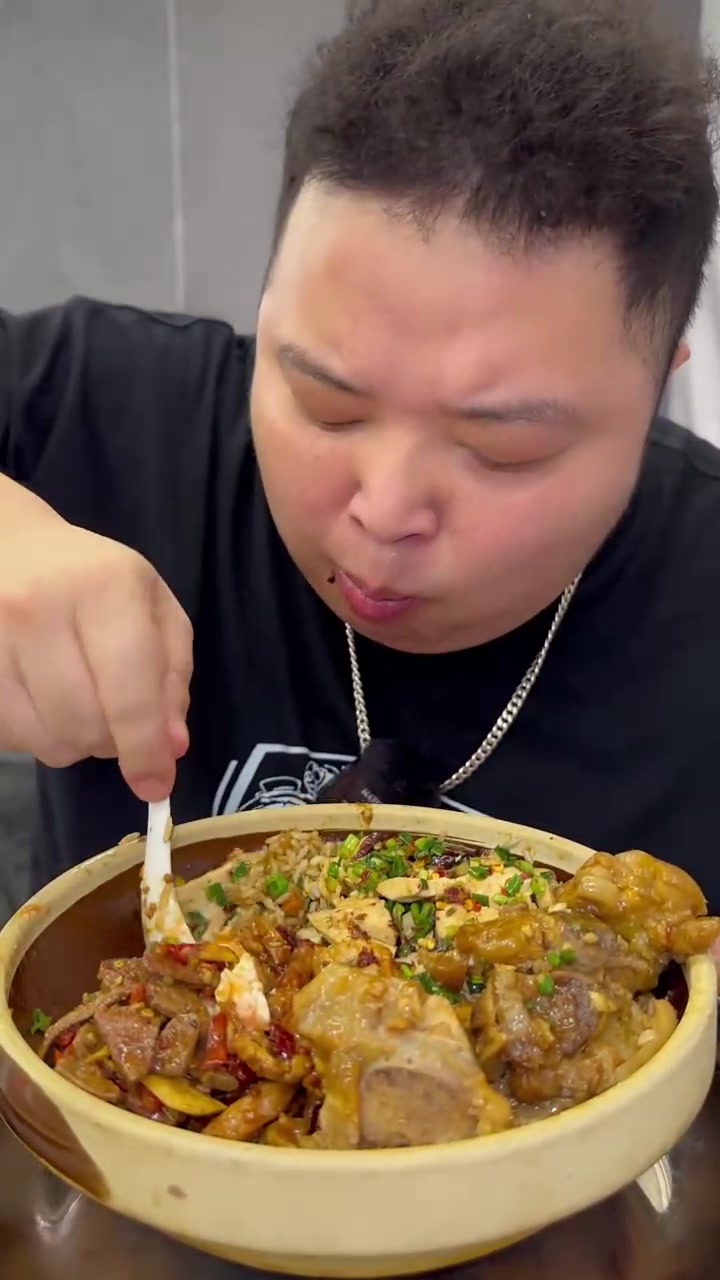 这个肉酱拌饭太迷人了,其他炒菜也都惊艳,多来点这样的苍蝇馆子!