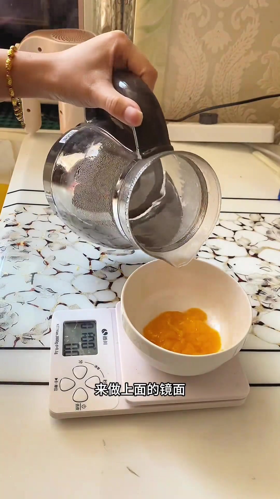 夏天这么热来一块芒果慕斯蛋糕吧，冰淇淋的口感
