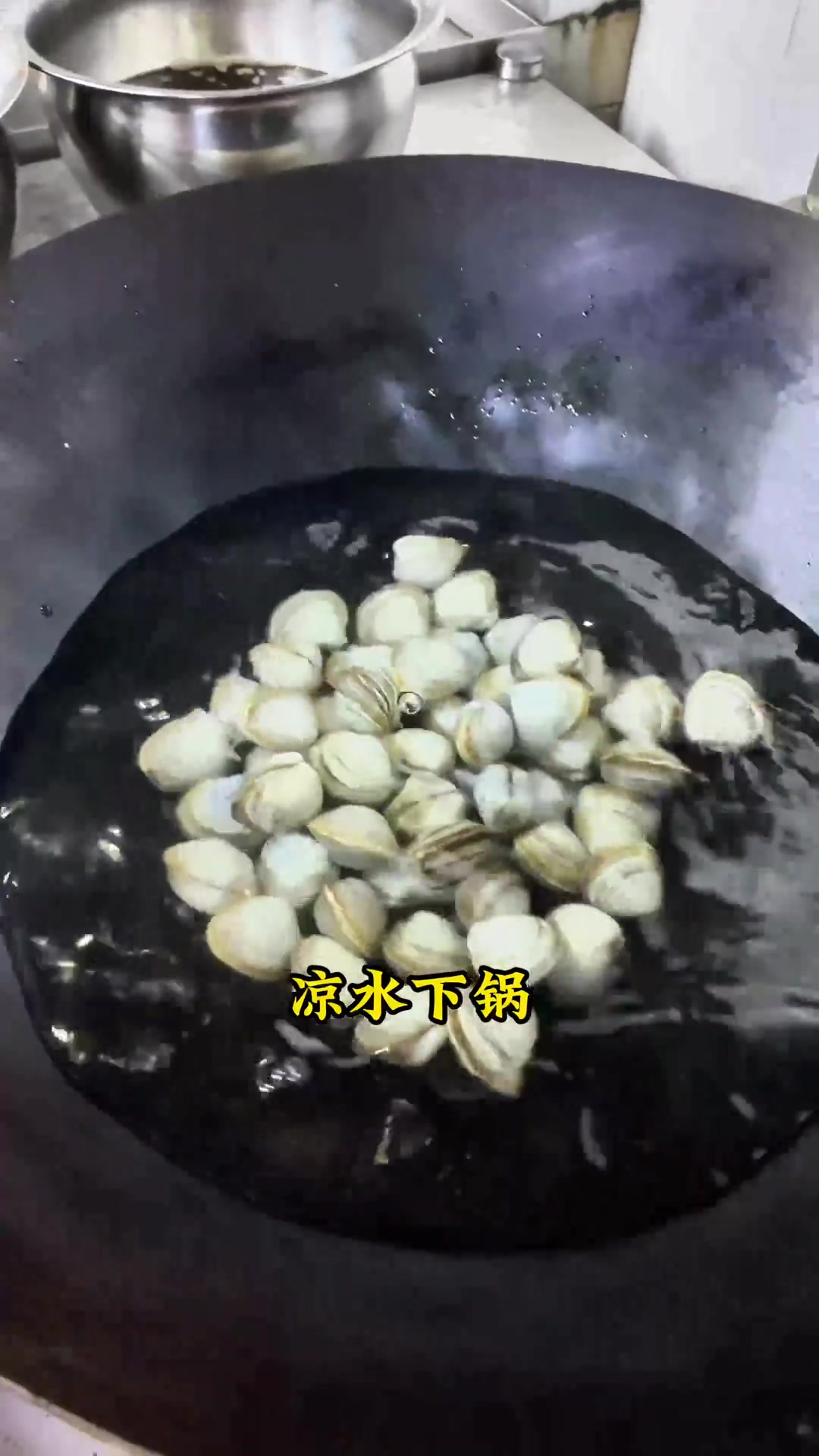 白蛤非常适合做汤，只放盐就够了，你学会了吗？