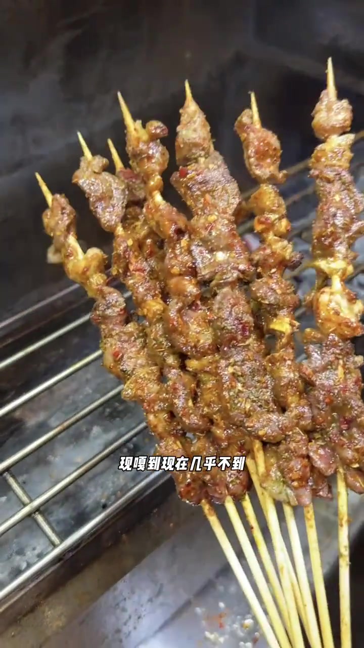 每天现吃现切,吃哪切哪这羊肉串新鲜看得见,确实安逸~