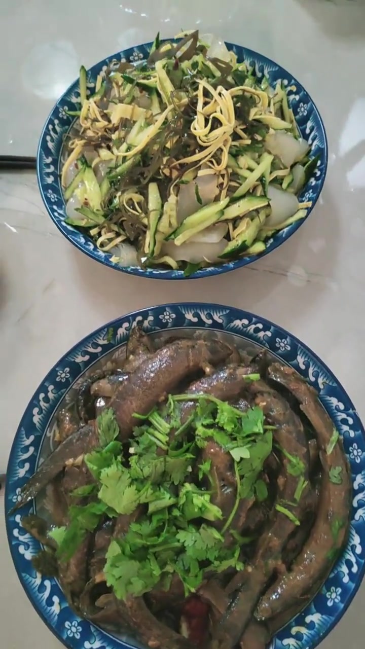 开饭啦，我做的酱泥鳅，家常凉菜，米饭