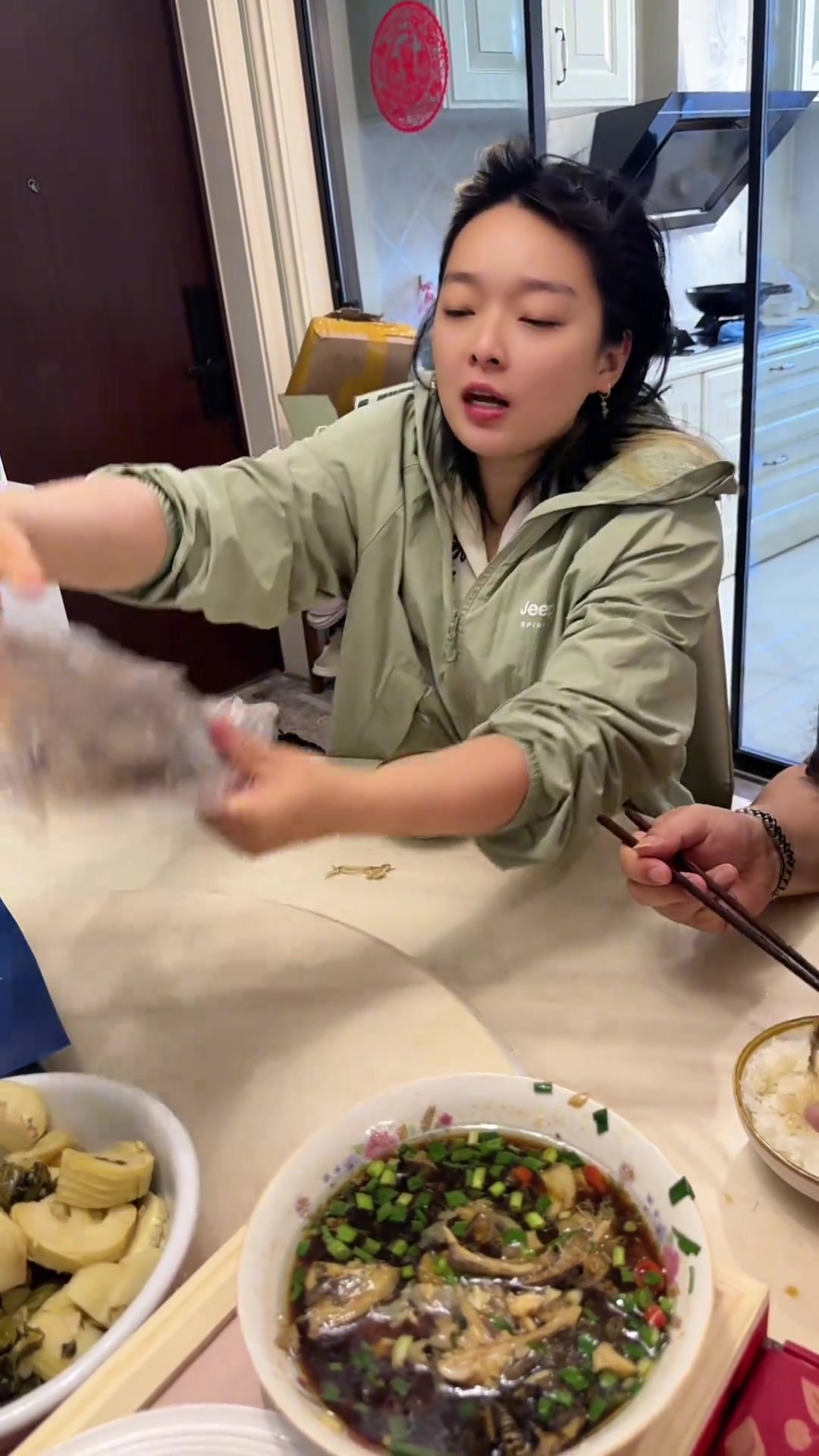 肉质嫩又鲜美,深海捕捞清蒸放一点辣笋片清蒸,太好吃啦,这个鸦片鱼头很大,可以分两三次烧