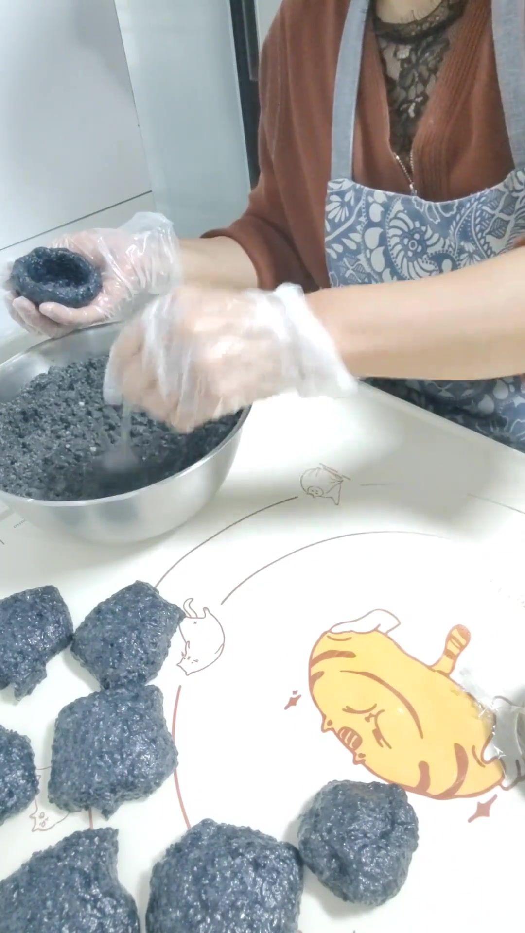 宜兴美食乌米糍团,用圆糯米浸泡在南烛叶的汁水里