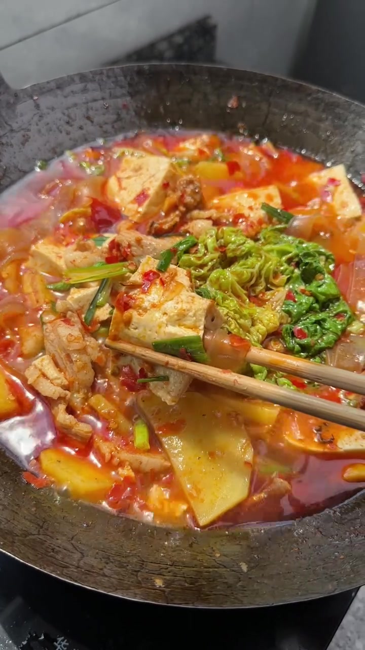 冬天的杂菜火锅