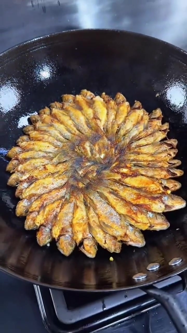 油炸小黄鱼,摆上造型还不乱