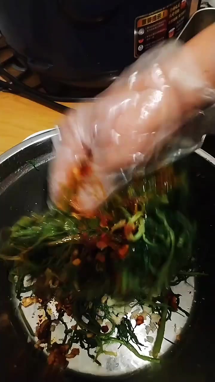 老铁们,你那山野菜多钱一斤