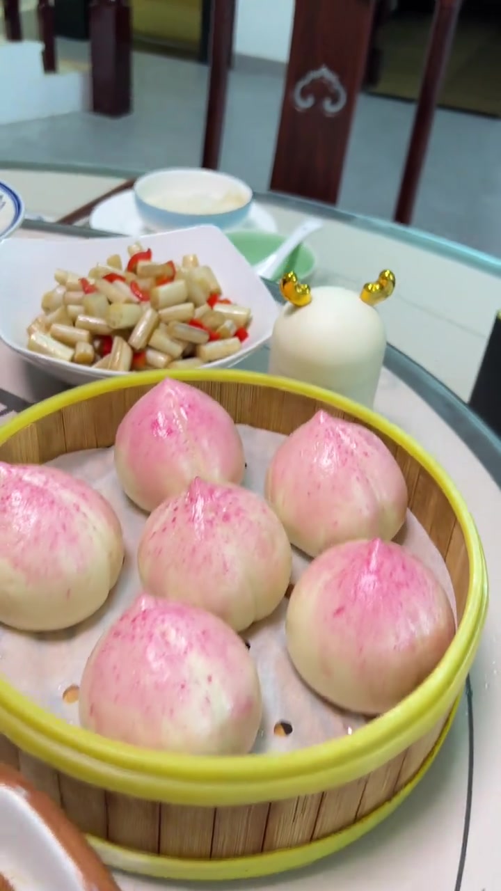 每年孩子爸生日都亲自做个蛋糕、但这两年只做个样,怕吃甜,一口也不吃,今儿做几个寿桃,扯了长