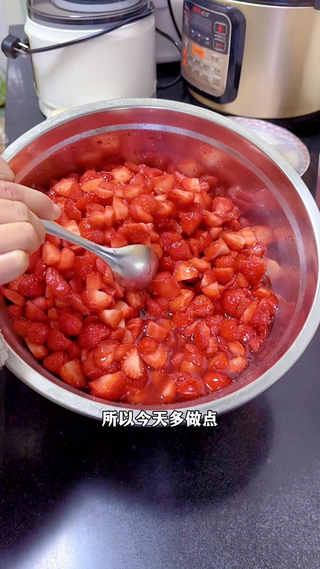家庭版自制草莓酱，酸甜可口，夹面包，馒头，沾薯条，做披萨都可以，有手就会哦！