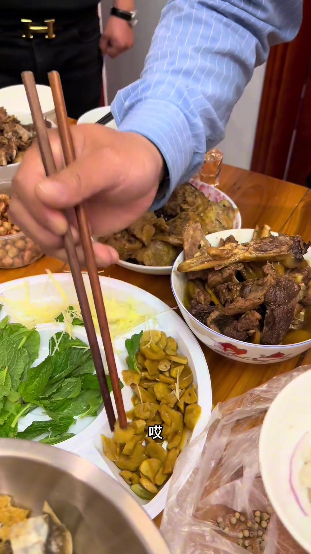 教你吃五花鱼生配料超丰富一口超过瘾