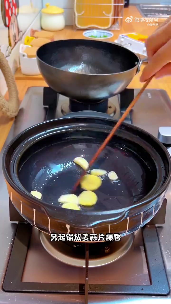 夏天你家里会做什么汤？试试这道丝瓜虾仁汤，做法简单味道鲜美，戳视频↓学起来（嘟妈爱做饭）