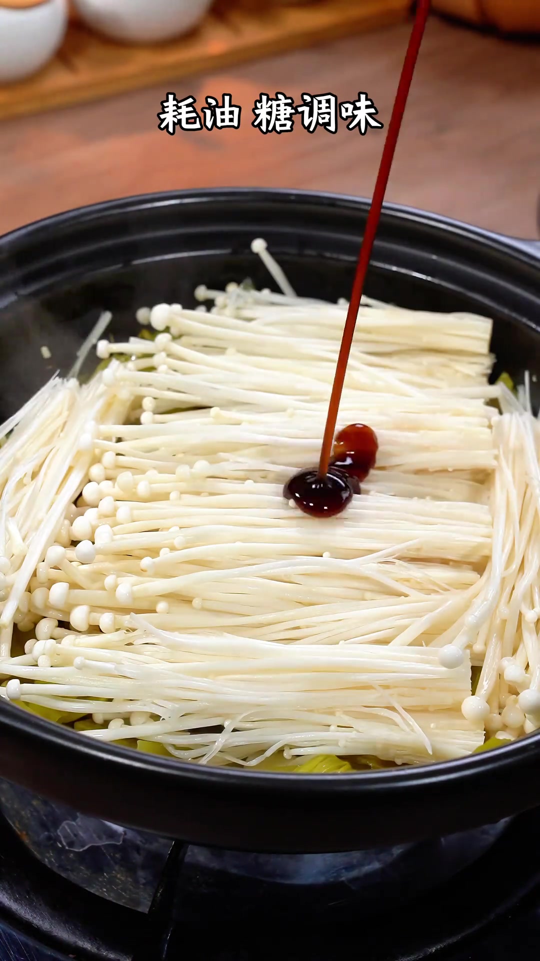 天气热不想吃饭的时候做这个菜，配粥配饭都可以，酸菜猪颈肉