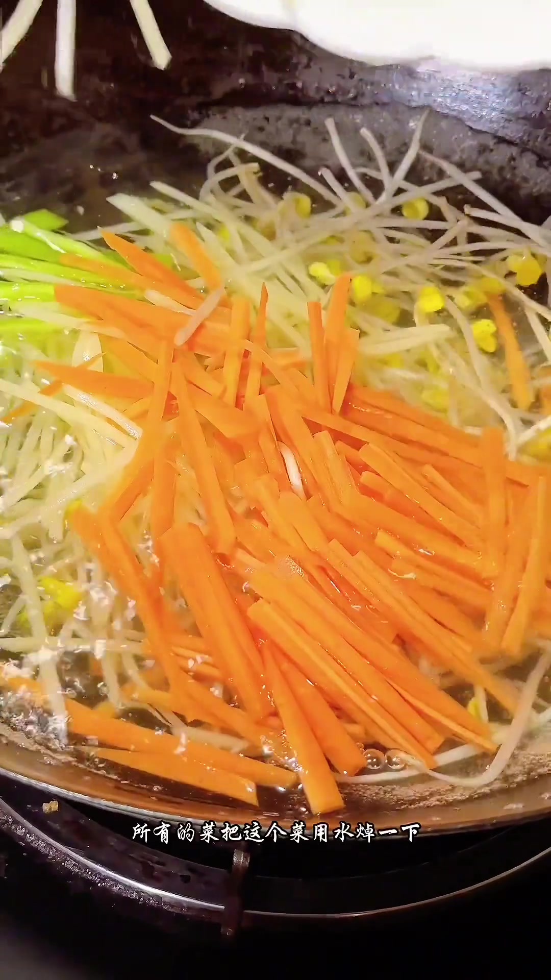 今天给大家分享一道炒细面的美食教程