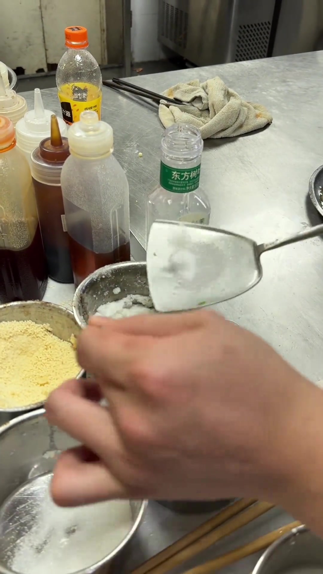 今天来自广东本地的03年粤菜师傅,用下班时间教了我们一道菜,想必经常吃粤菜的大家都不陌生,