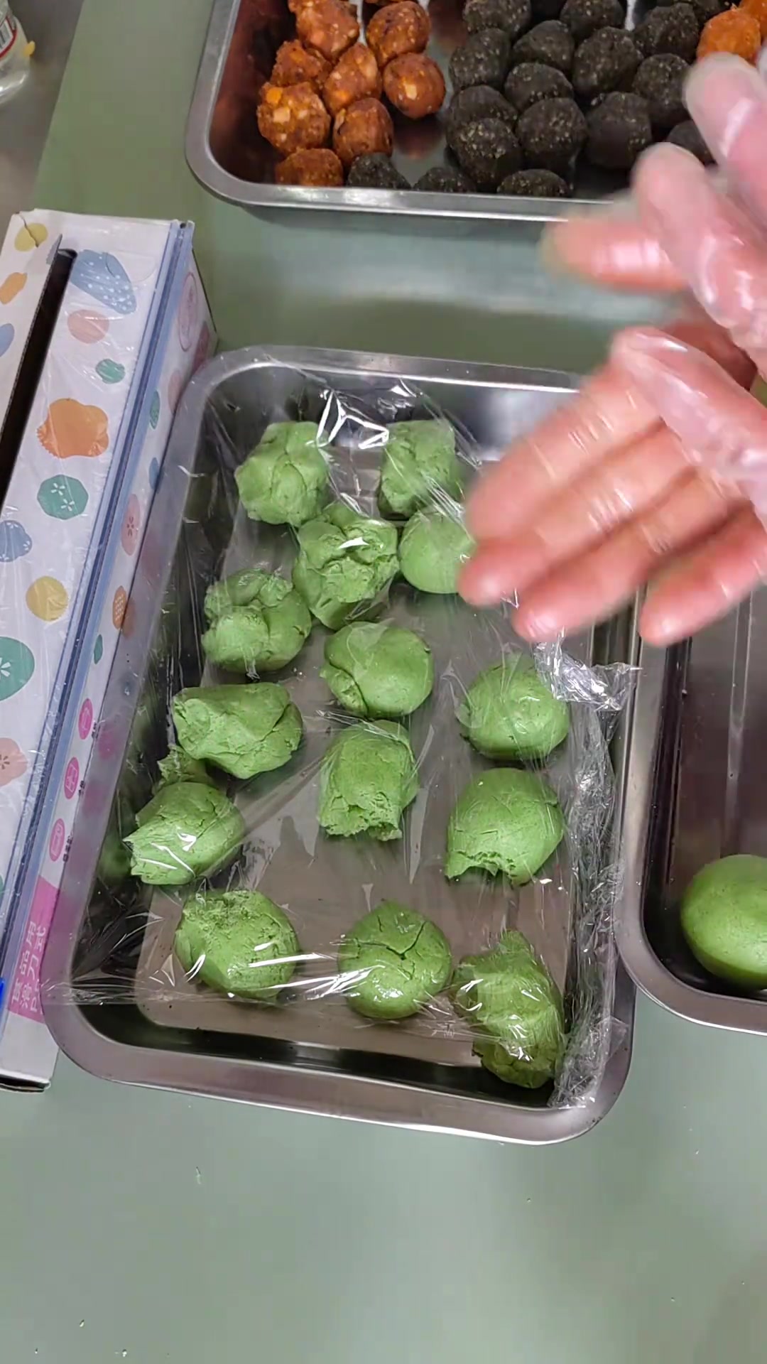 又到了吃青团的季节,这次做了三种口味,花生,麻馅,藤椒牛肉馅,蛋黄肉松馅,个个皮薄馅多吃的