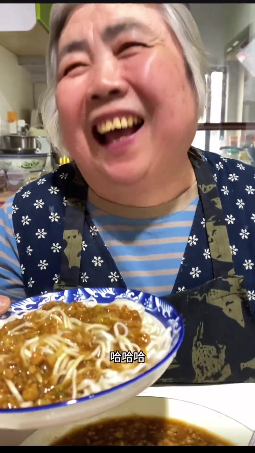 老妈做东北酸菜的打卤面，酸菜和肉真是绝配