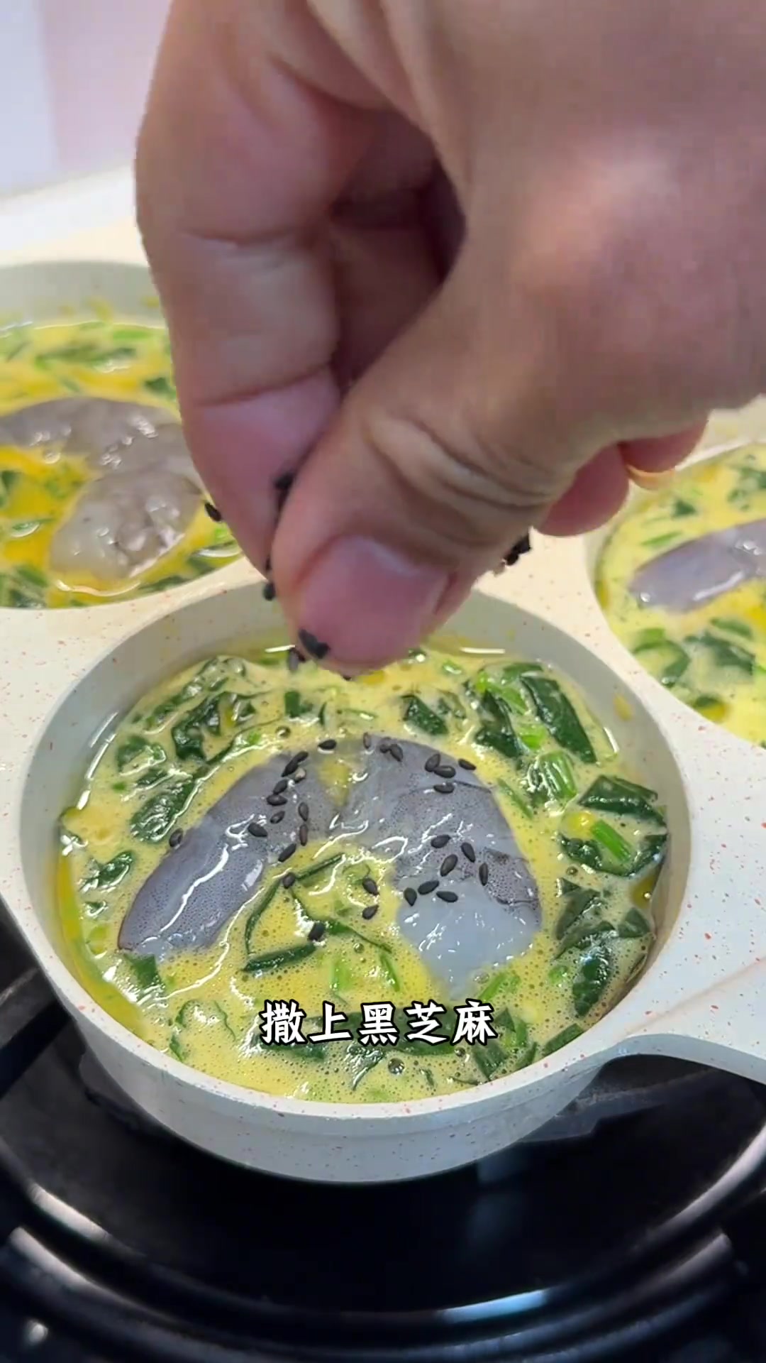 用虾仁菠菜做这个早餐饼，简单营养又丰富，搭配孩子爱吃的奶香玉米