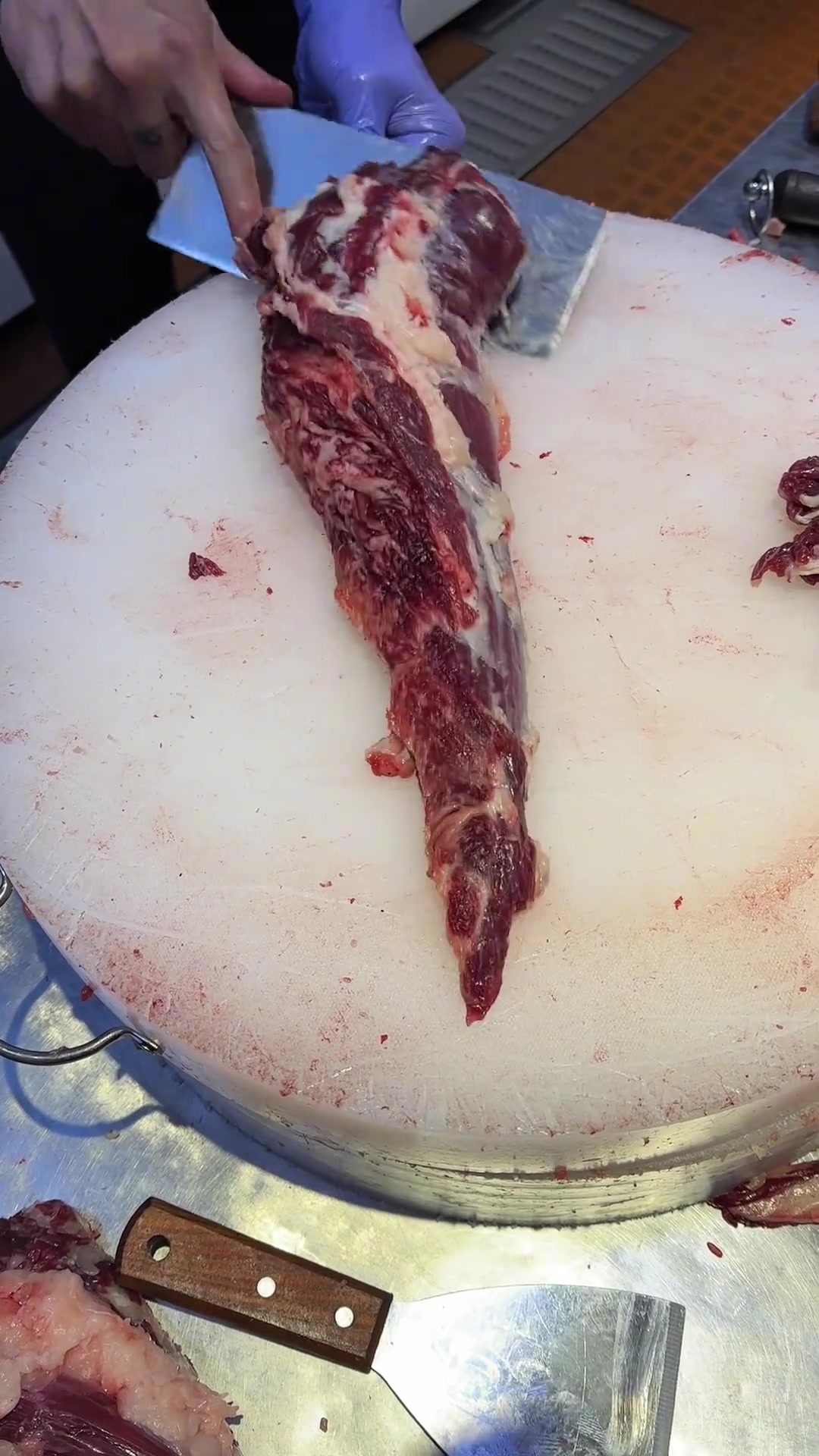 脖仁是最珍稀的雪花牛肉部位，一定要最够肥，油脂够丰富才能拿去涮火锅部位肉