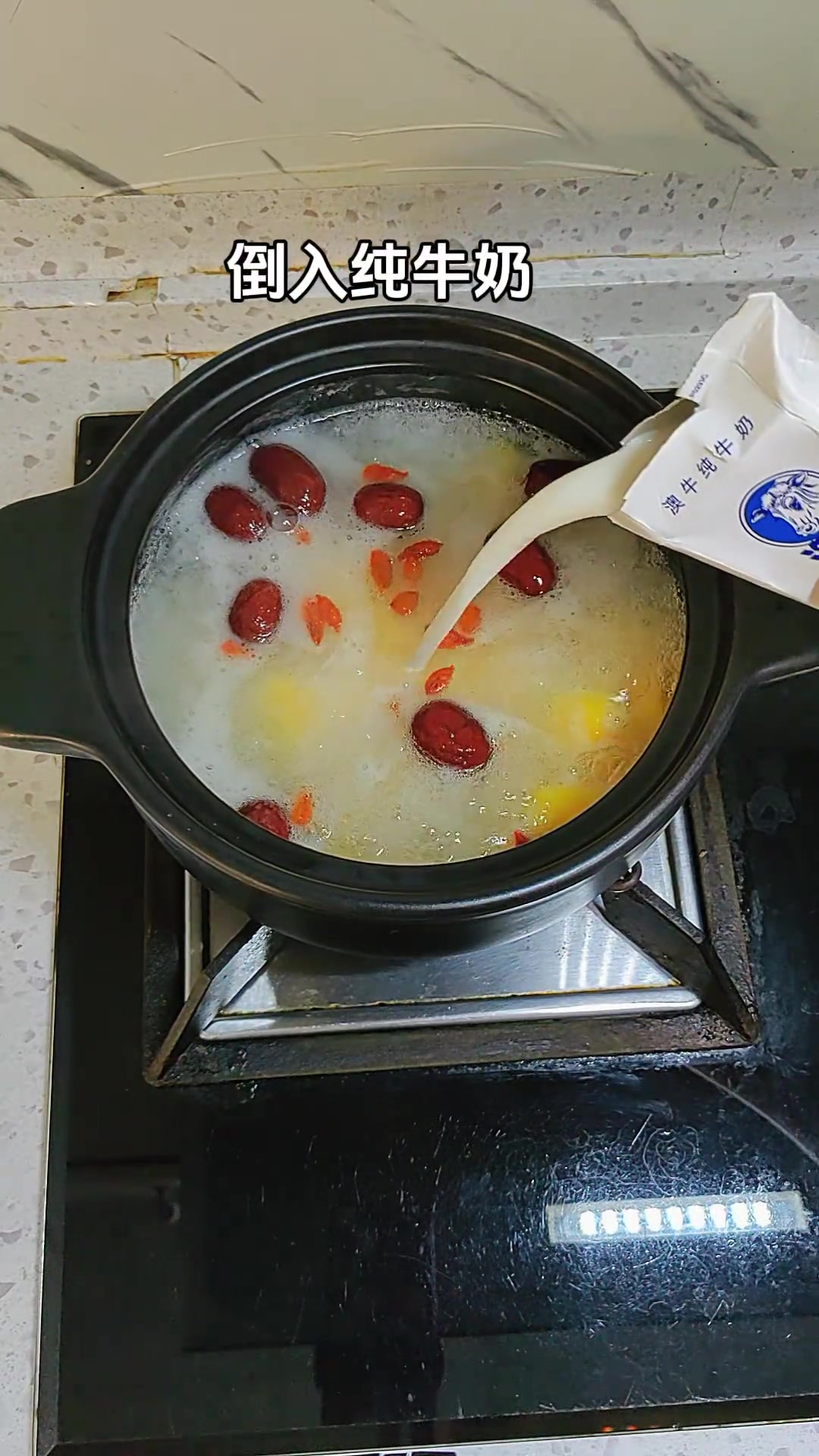 夏天女孩子一定要多喝木瓜牛奶银耳羹,胶质满满,真的超级好喝又营养