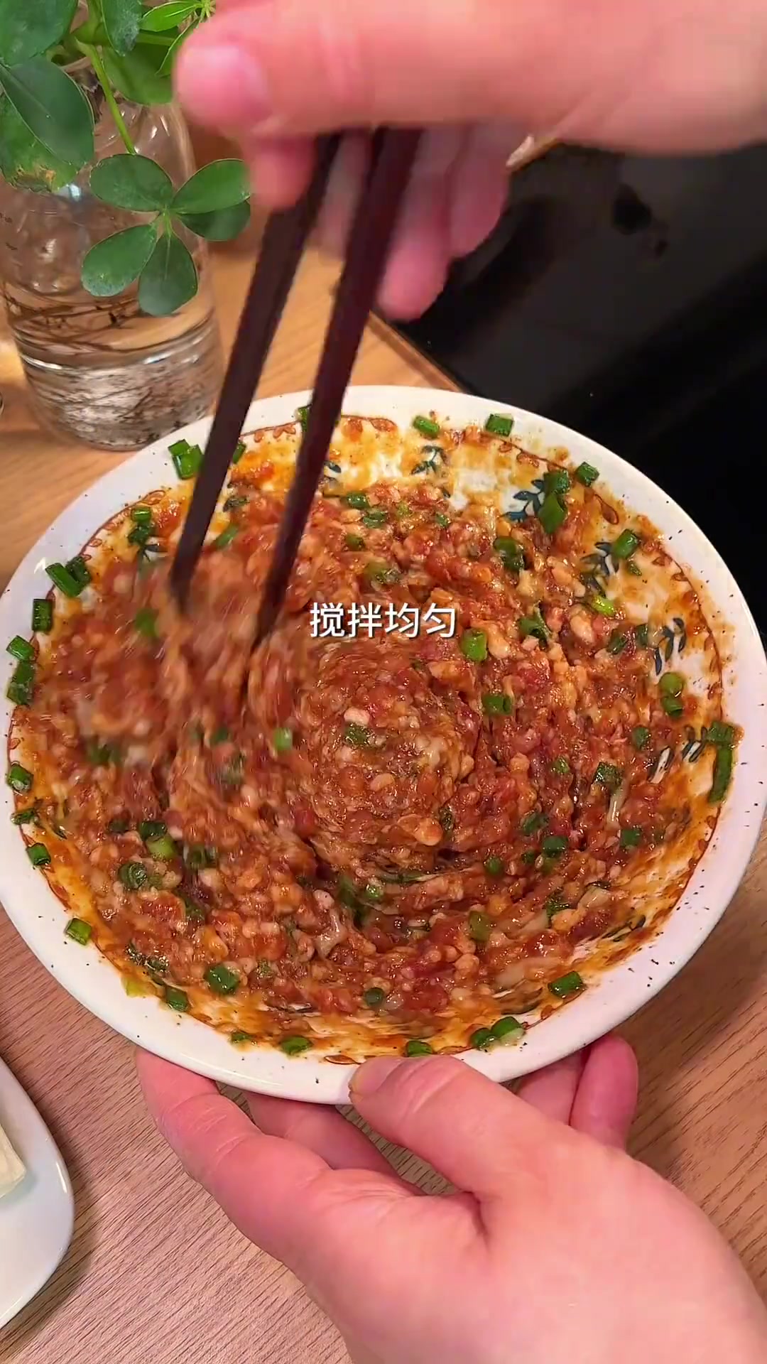在家做饭|中式早餐真的太爱了!碳水脑袋狂喜今日菜单:1红烧牛肉面2茶叶卤蛋3拇指生煎4菠萝