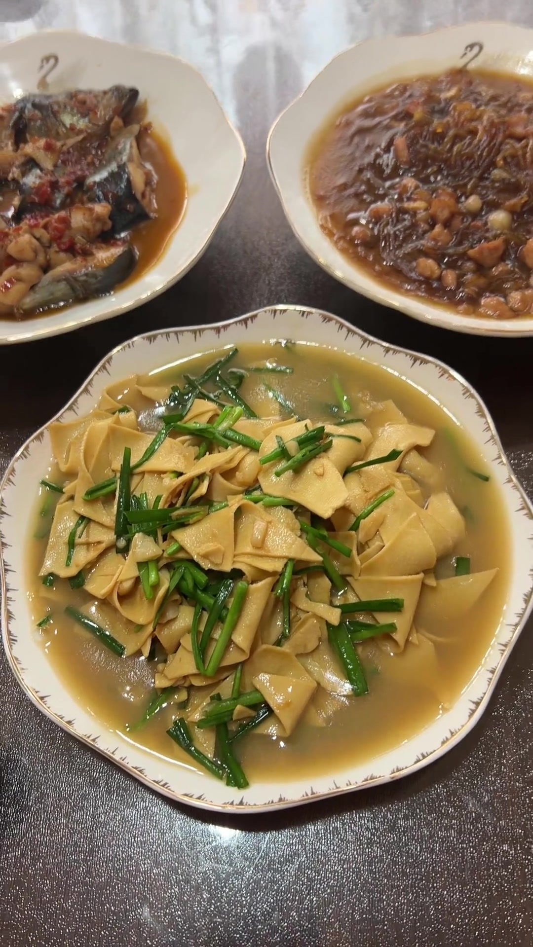 辽宁特色美食青鱼炖粉条还有豆皮干豆腐