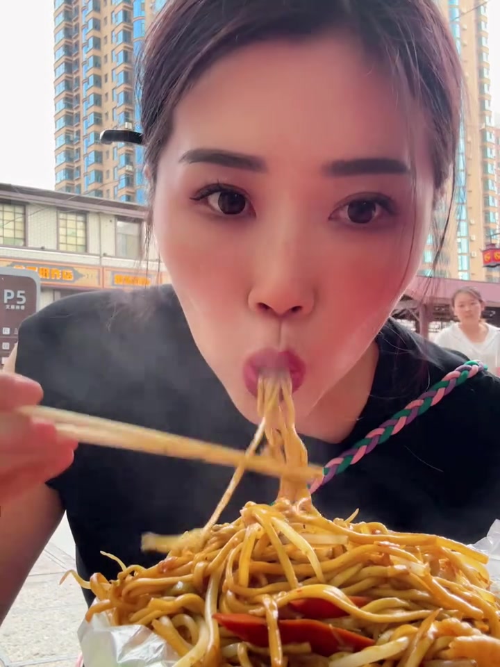 来临县必尝美食,路边炒担担面,令人回味无穷