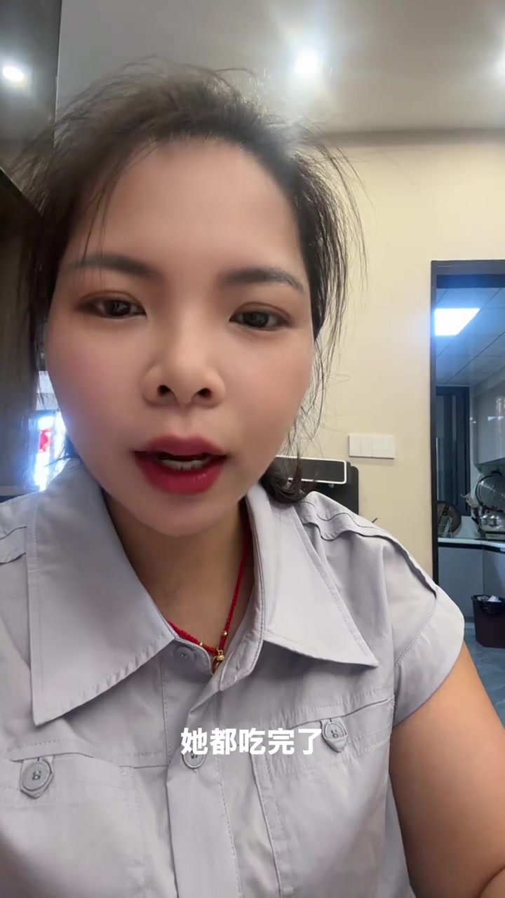 英子收到大宝的爱心早餐,笑得合不拢嘴,幸福满满