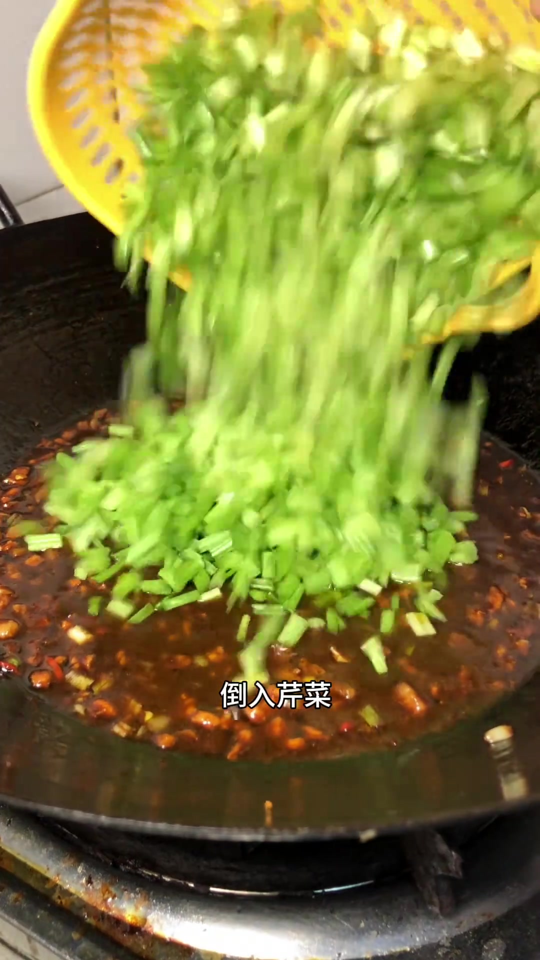 家常炸酱面,酱香浓郁,面条筋道,温暖滋味满溢
