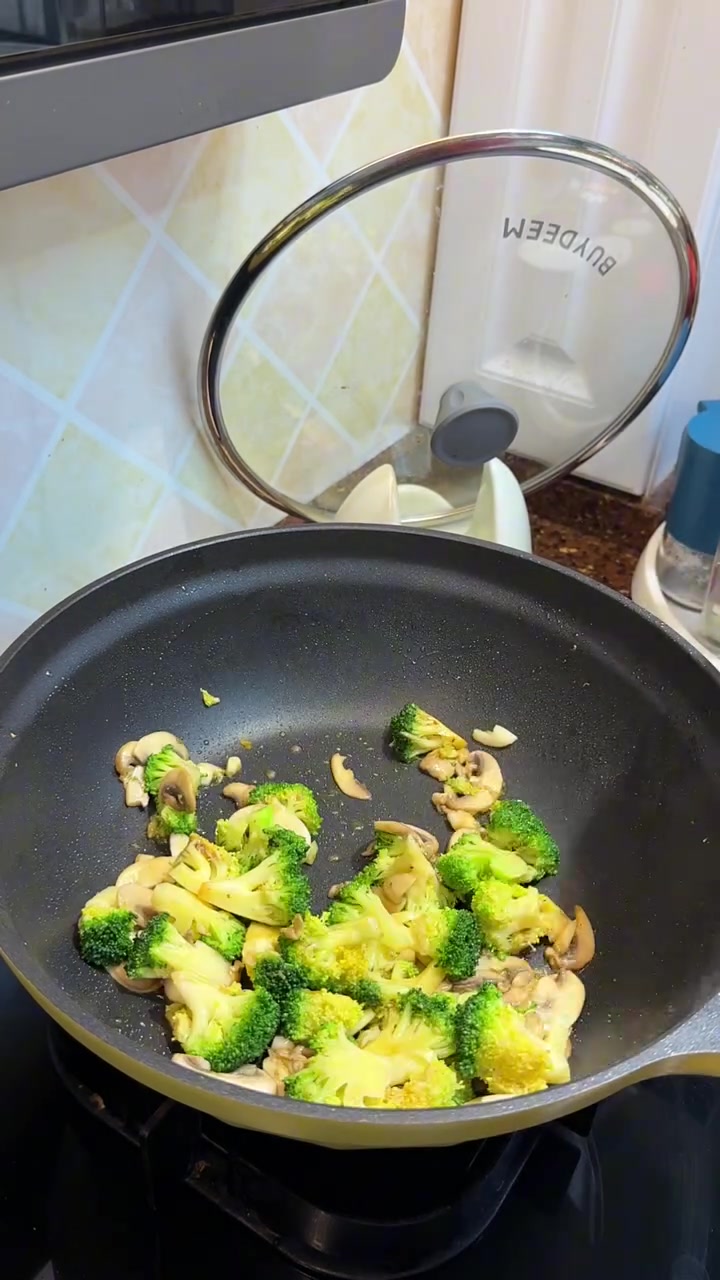 减脂餐西蓝花炒鸡胸肉,鸡肉巨滑嫩,味道超棒