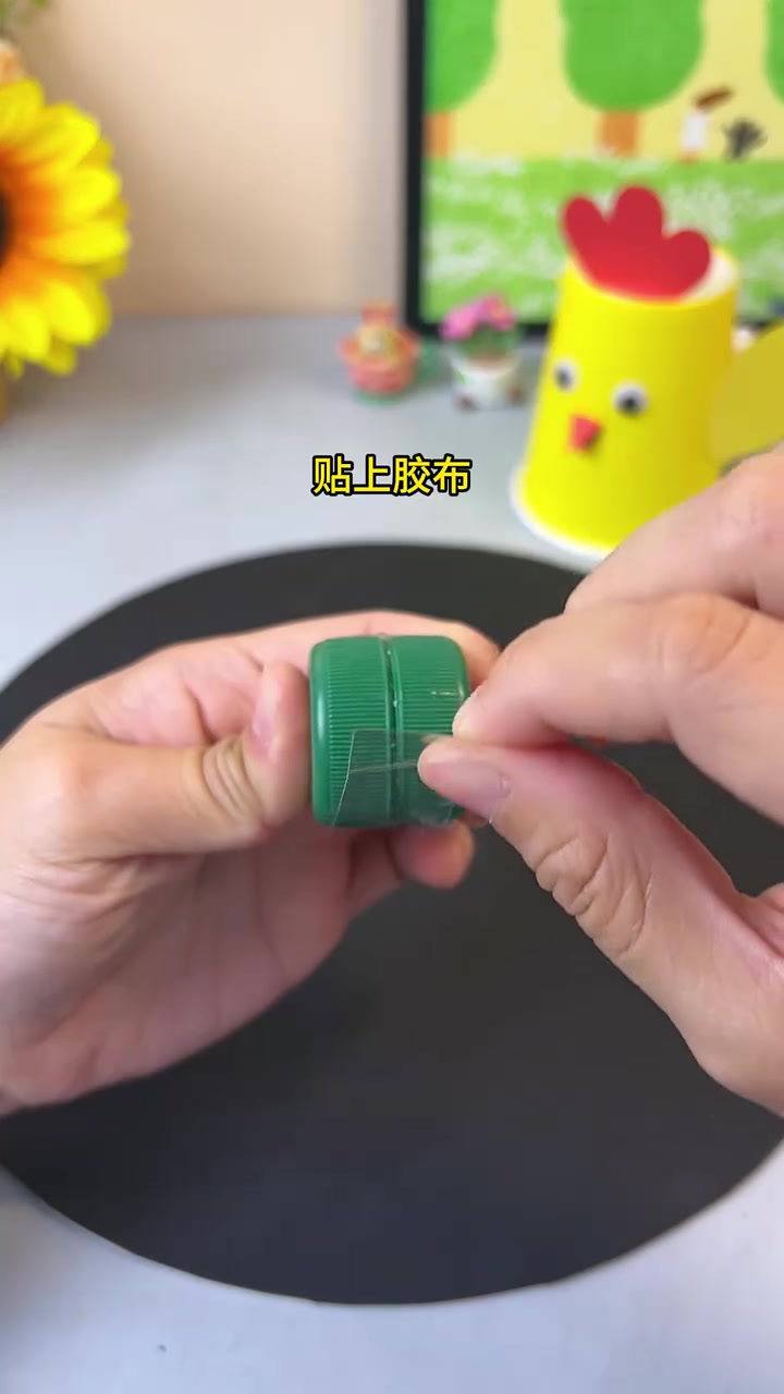 暑假无聊？可以用纸杯和瓶盖给娃手搓一个奔跑的小鸡玩具，简单又好玩
