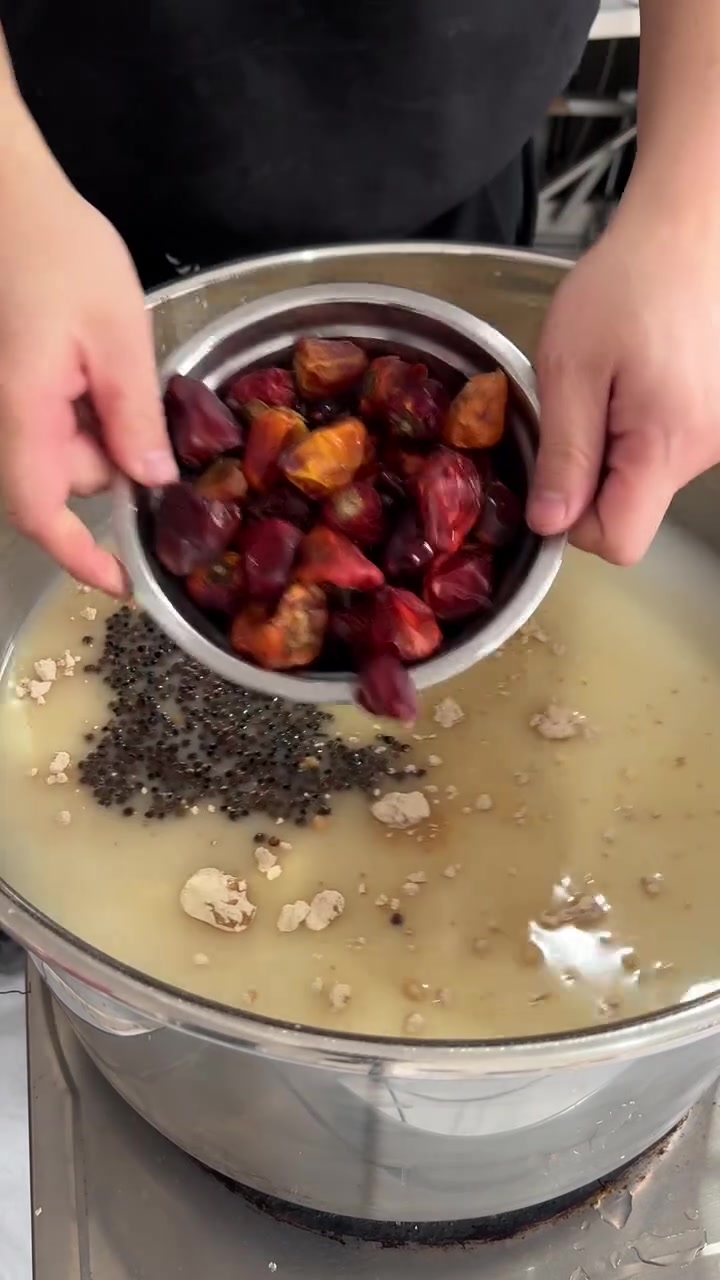 开麻辣烫店一定要用牛骨去熬骨汤,骨汤熬制好了底料炒制好了,你的麻辣烫做的也会很好吃