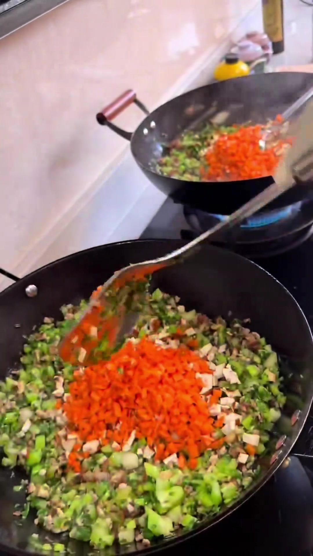 芥菜饭做法:食材炒制后与米饭拌匀,芥菜需拧干