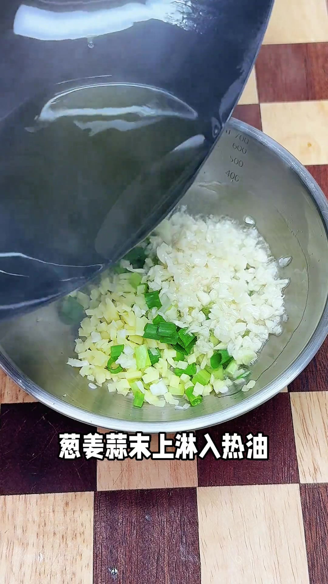 姐妹们,葱油手撕鸡,做法很简单,鸡肉鲜嫩多汁,大人孩子都爱吃
