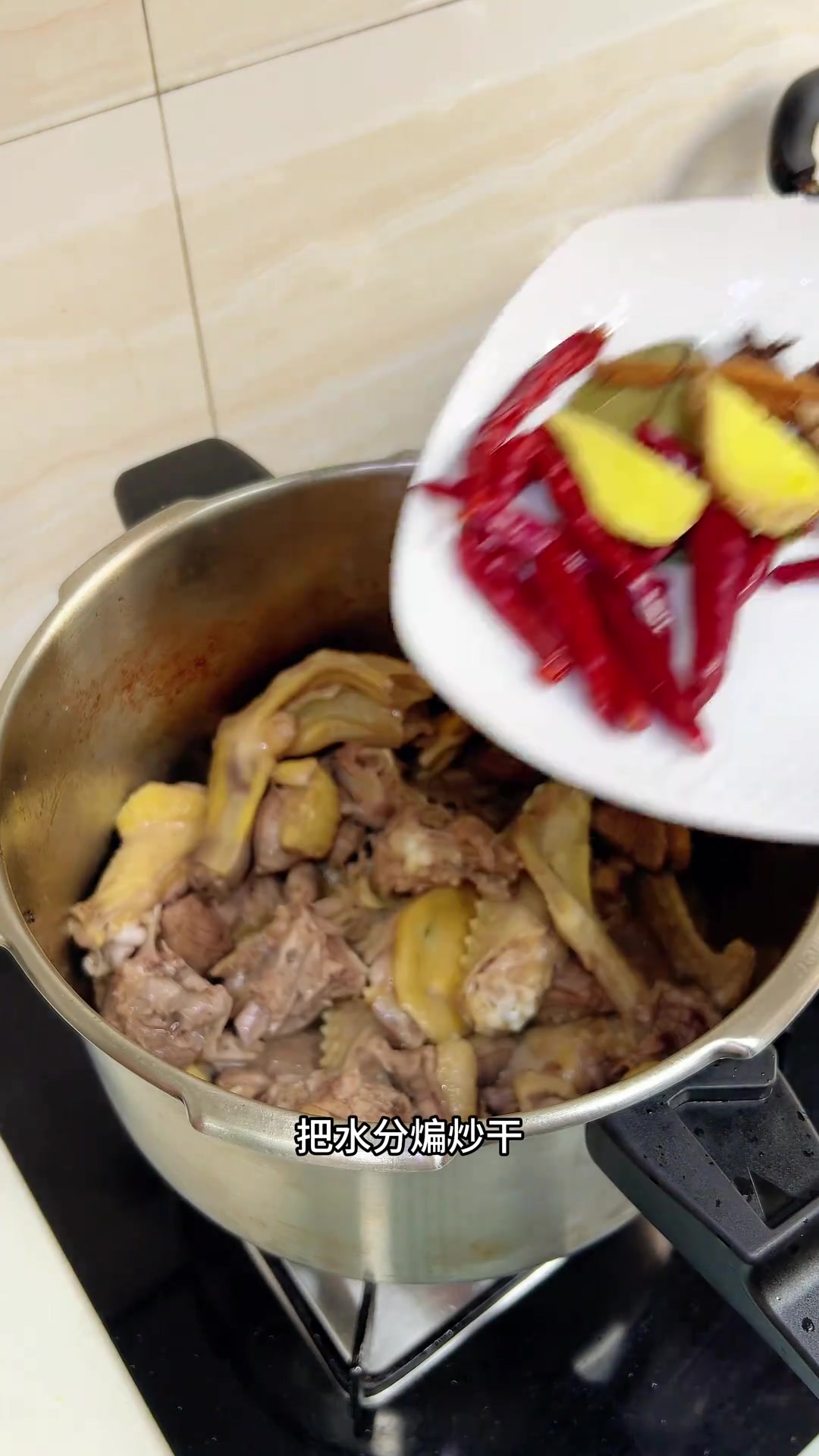 八分钟高压锅版的啤酒鸭真的好香,酱香味浓郁特别软烂,全家老小都爱吃!