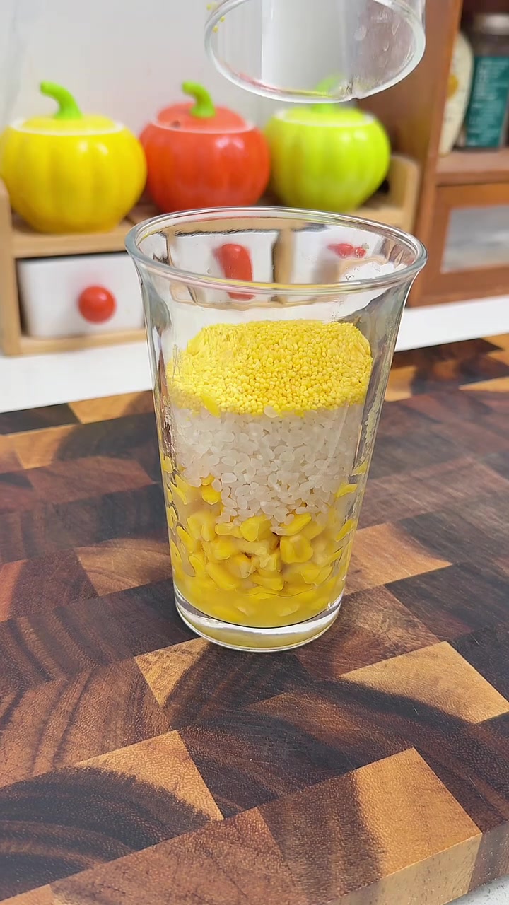 把鸡蛋液淋到馒头上,这样炒的馒头太香了,营养满满多让孩子吃蔬菜,搭配玉米汁开启元气满满的一