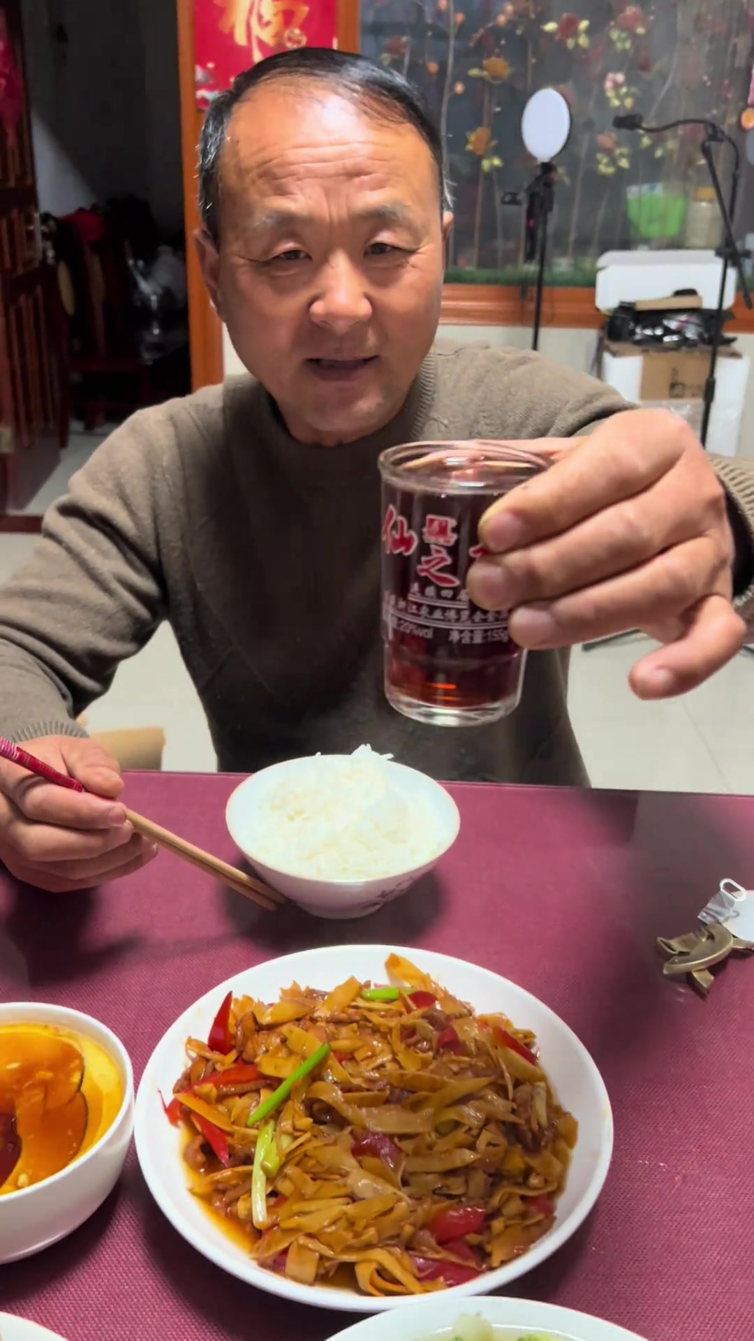 家人们,笋干回购了,放点红椒大蒜肉丝炒一下简直太好吃了