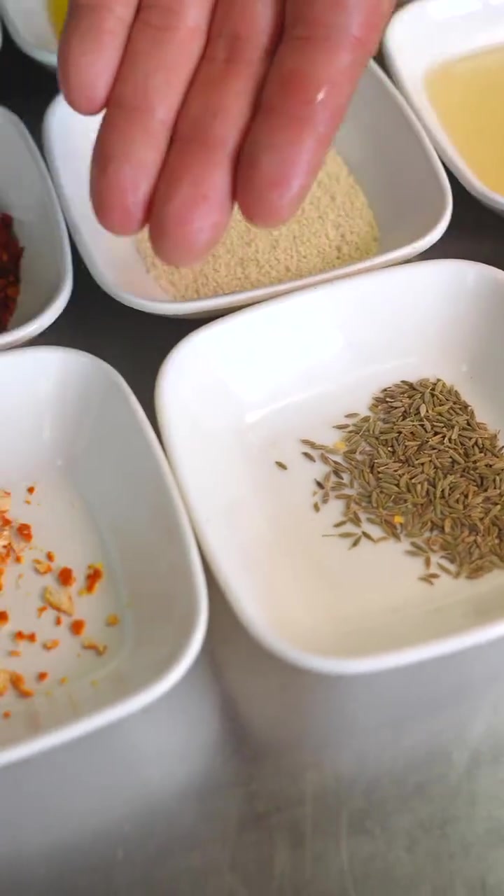 香辣虎皮鸡爪做法讲究，成本高但味道绝，酒店可试