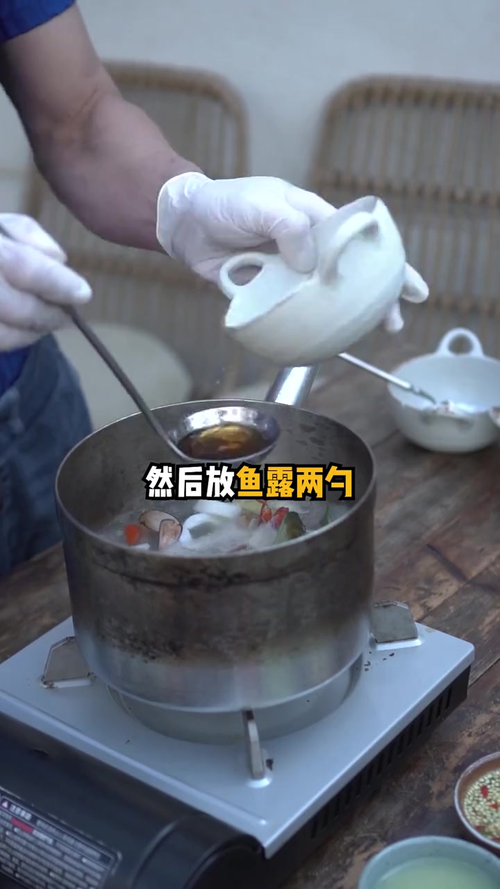 今天Nicky做～适合冬天喝的酸辣海鲜汤