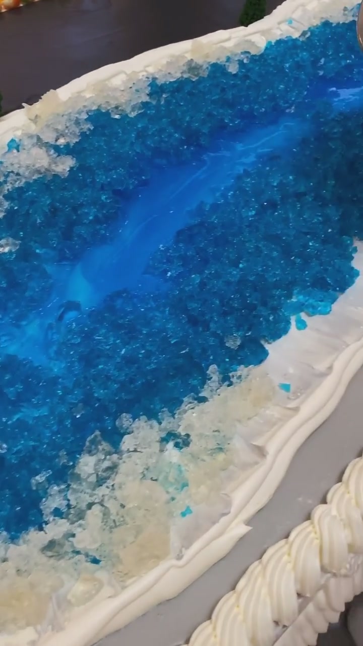 2020年的第一个大蛋糕长8cm宽1.2cm 5个人制作7个小时奶油200瓶胚子158水果