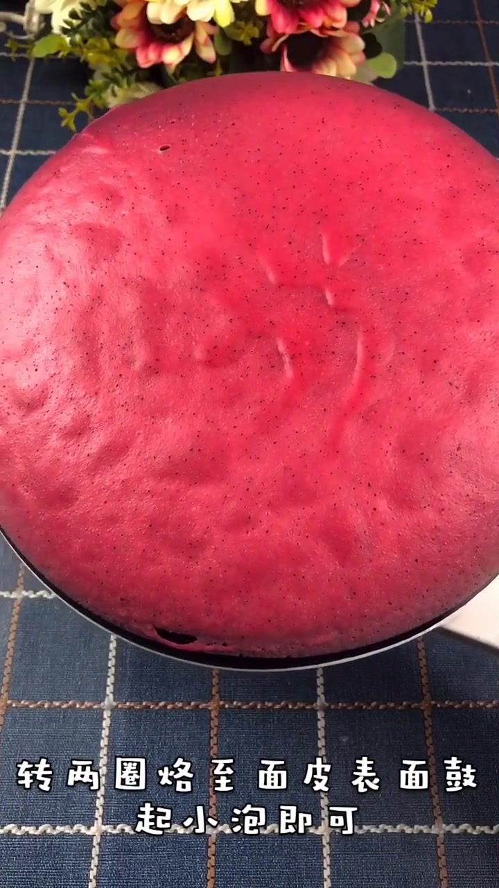 火龙果千层蛋糕的食材和用量，饼皮部分，火龙果果肉100克，纯牛奶150克，鸡蛋2个（每个带