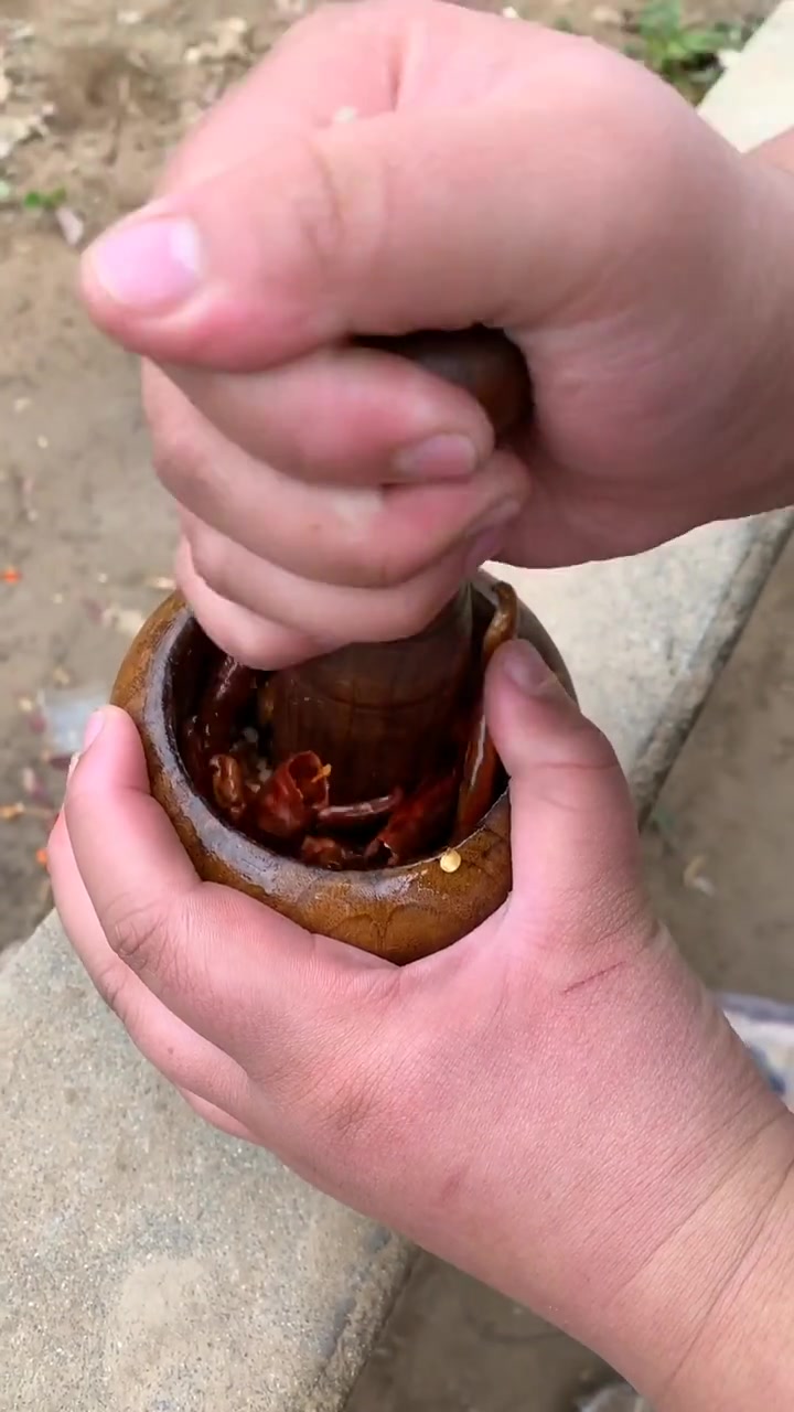 今日自制纯手工凉皮,烧个热汤,超香超好吃!